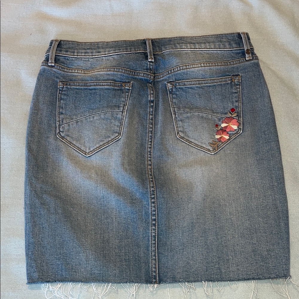 Driftwood ‘Sophia’ Denim Skirt with Floral Embroidery Sz 26 - Picture 6 of 8